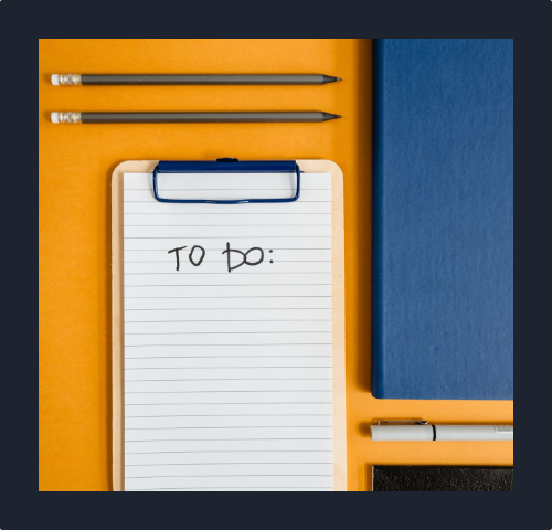 Notes z okładką, ołówki i notes w linie z tekstem: TO DO