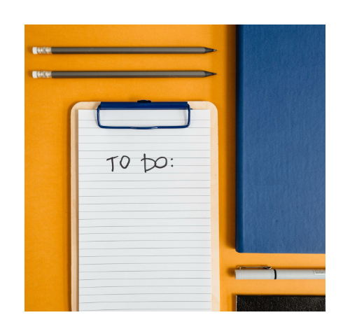 Notes z okładką, ołówki i notes w linie z tekstem: TO DO