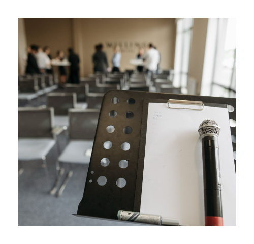 Mikrofon na mównicy w sali konferencyjnej.